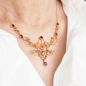 ルビー 真珠 女神のゴールドネックレス - 英国アンティークス