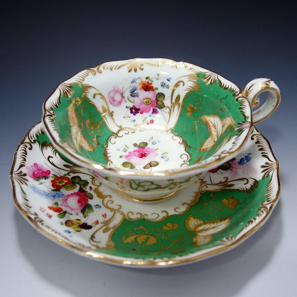 コールポート-典型的な青縁金彩華絵 -木の葉のリム - 英国アンティークス