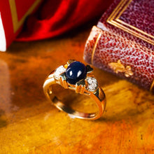 画像をギャラリービューアに読み込む, カボションサファイヤとダイヤモンドのゴールドリング 指輪 英国アンティークス