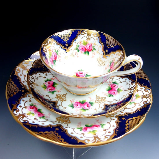 アンティーク　リンドナー・金彩コバルト薔薇図紋 キャビネットトリオ コウルドン1920年代製 ピンクの金彩トリオ | Bunny Ears Antiques