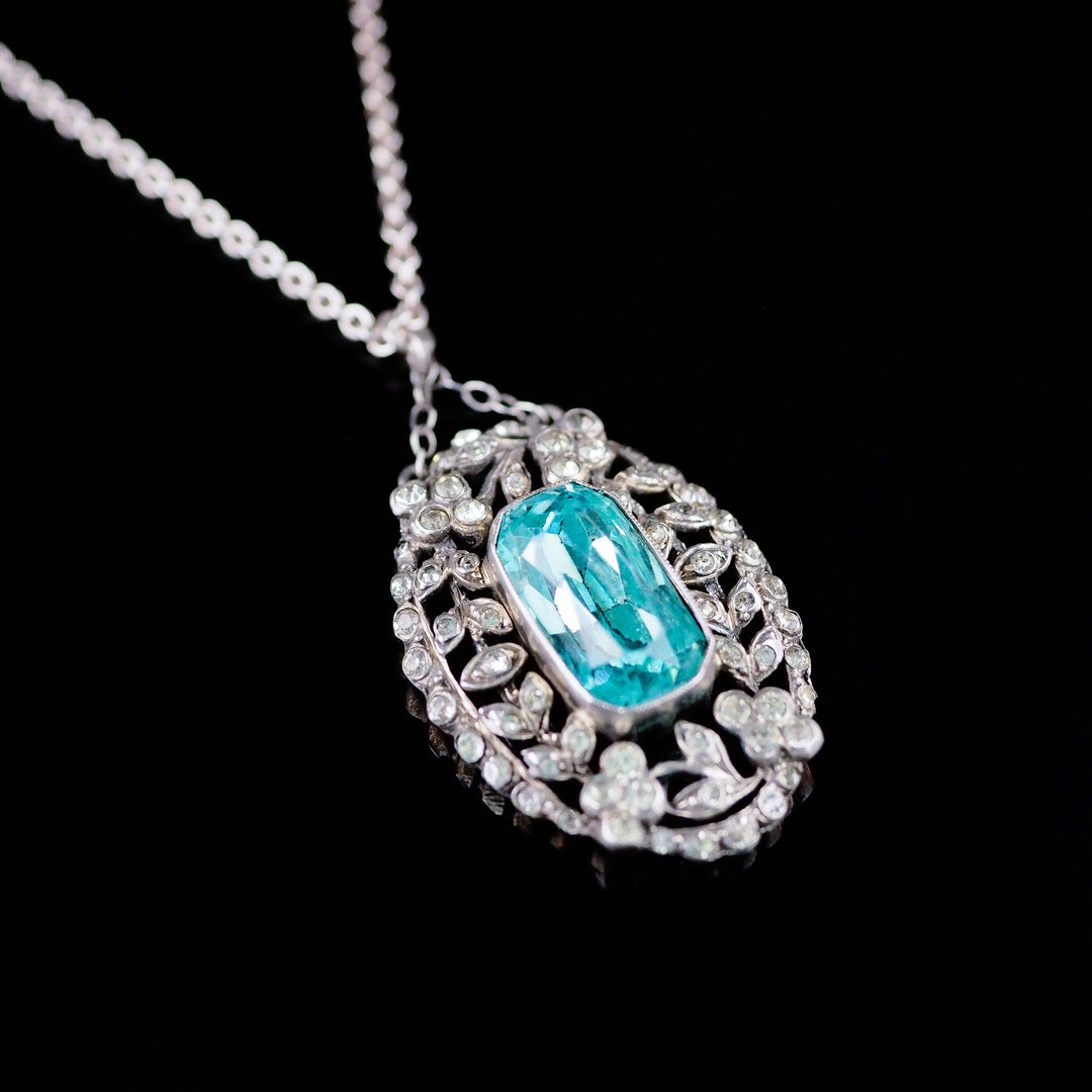 暗闇で輝く不思議なエメラルドカラーのネックレス 英国アンティークス  