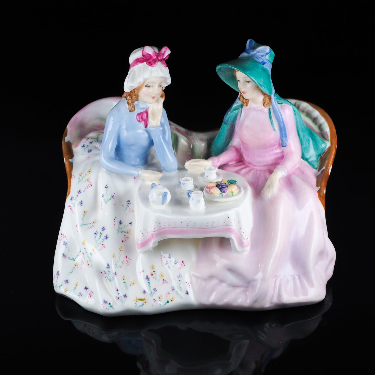 ロイヤルドルトン フィギュリン アフタヌーンティー