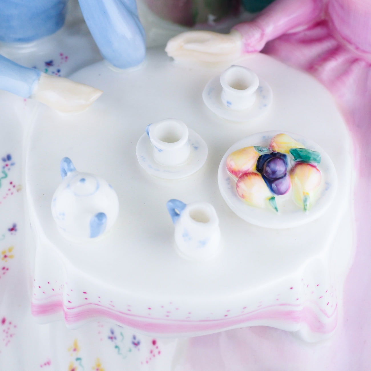 ロイヤル-ドルトン-アフタヌーンティー-フィギュリン - 英国