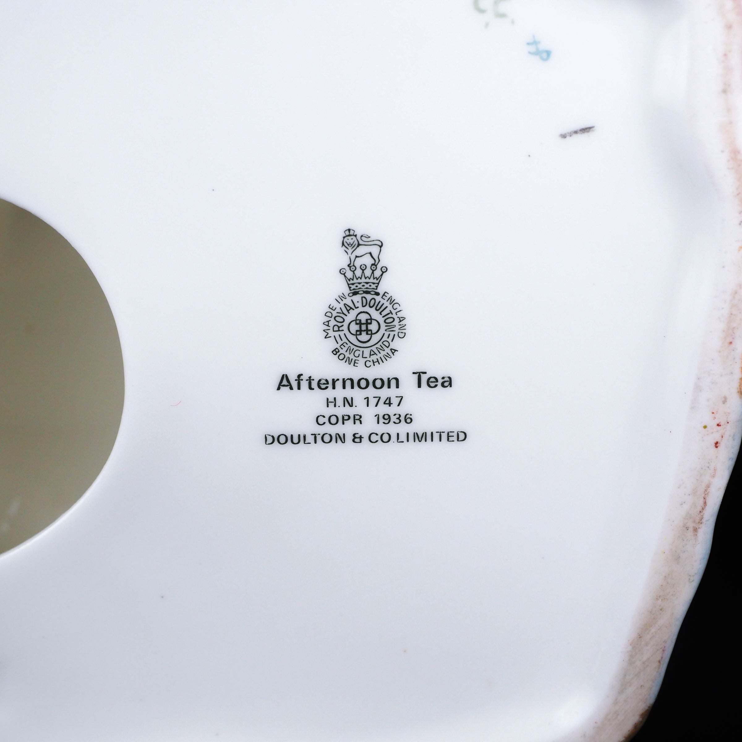 ロイヤル-ドルトン-アフタヌーンティー-フィギュリン - 英国